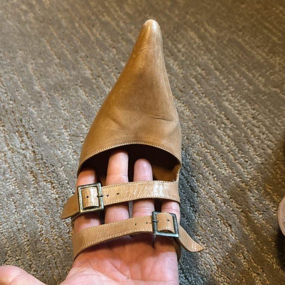 Gorgeous Dries Van Noten pointy toe sling backs. Fabulous go with anything tan. - Picture 6 of 7